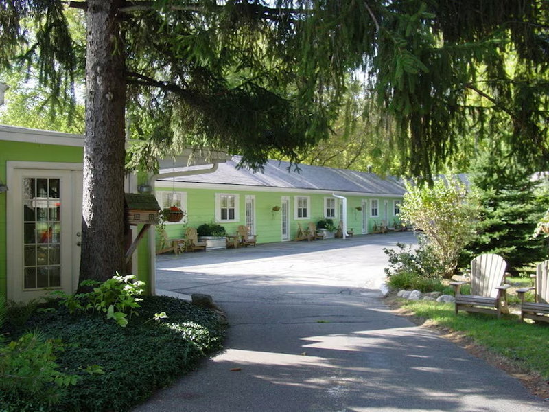 Pines Motor Lodge & Retro Gift Gallery - From Web Listing (newer photo)